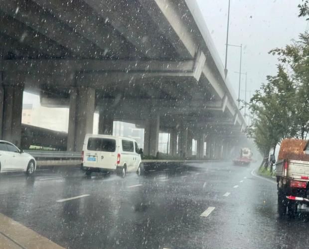 【江苏无锡梁溪区阳性感染者已蔓延16地_无锡市梁溪区今天天气情况】